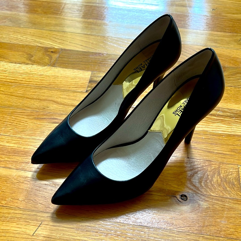 Michael Kros black leather pump